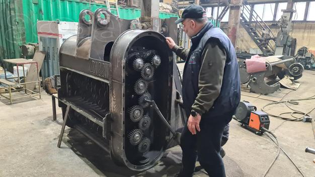 Ковш с функцией просеивания грунта
